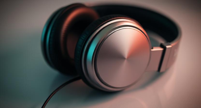 Premium headphones from top brands like Sony, Bose, Sennheiser, Apple, and JBL displayed on a sleek background
