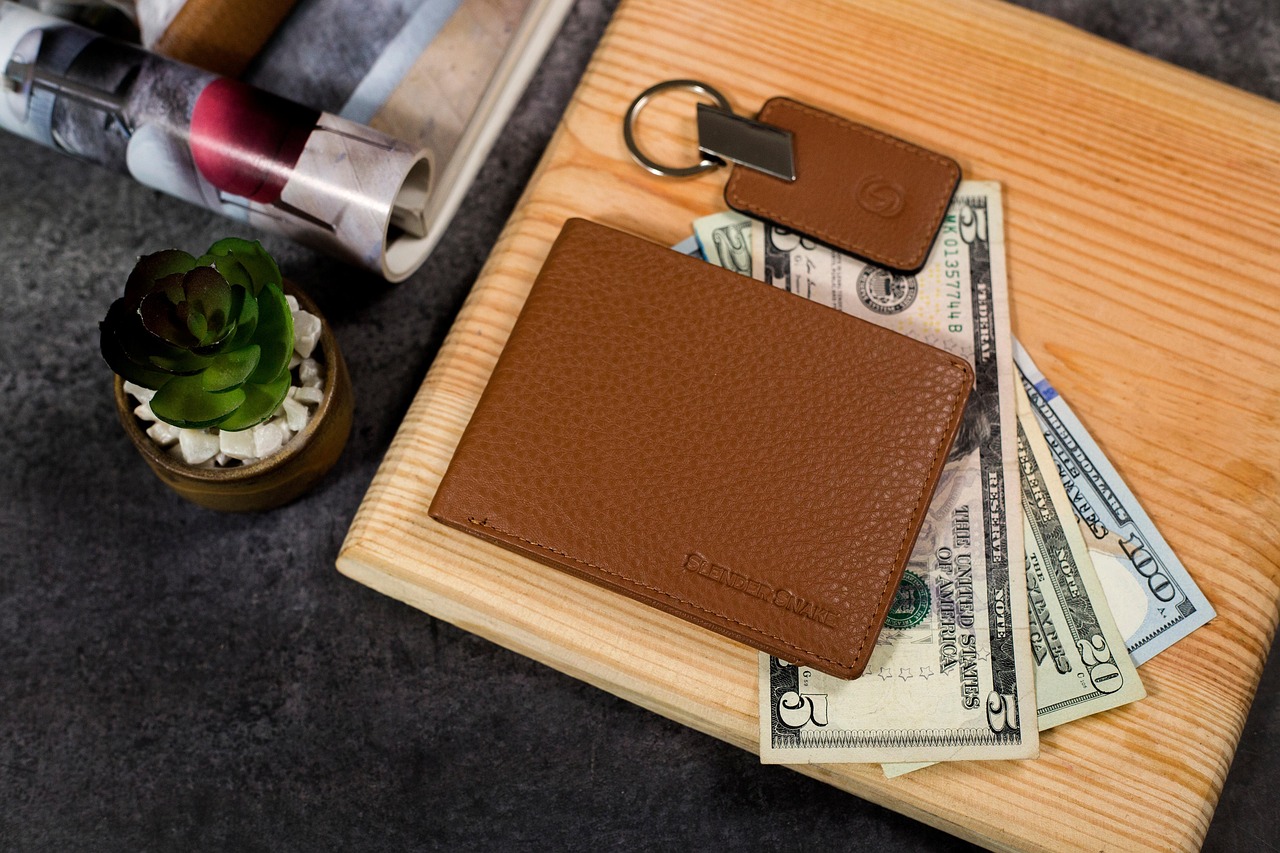 The Ultimate Slim Leather Wallet for Men: Style & Function