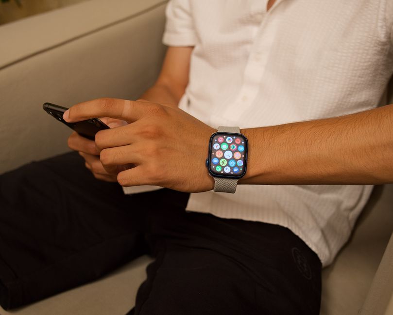 Discover the Brilliance: AMOLED Displays on Men's Smartwatches