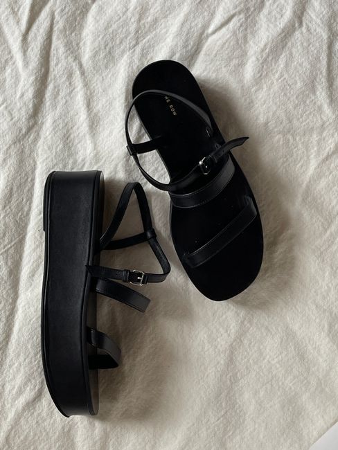 From Beach to Brunch: Versatile Women's Flat Sandals