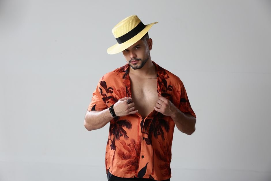 From Beach to BBQ: The Perfect Linen Casual Shirt for Summer Adventures