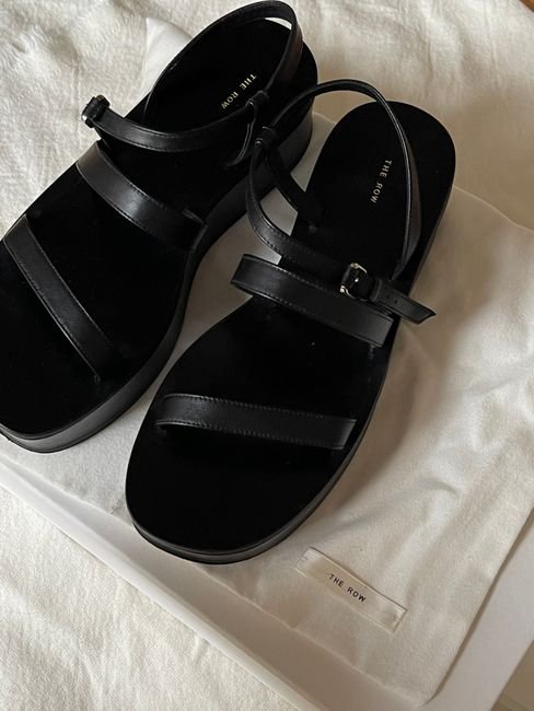 Discover Your Perfect Pair: Women's Flat Sandal Trends