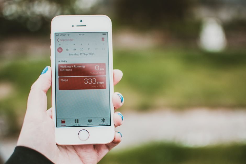 Fitness Bands for Athletes: Optimizing Recovery with Sleep Tracking