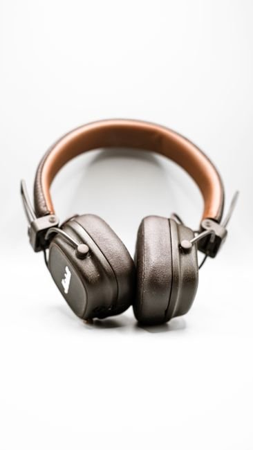 Crystal Clear Audio: The Best Noise Cancelling Over-Ear Picks