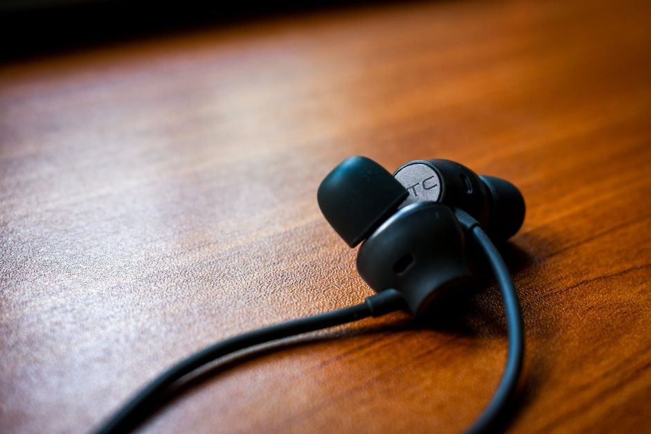 Upgrade Your Audio: Best Neckband Headphones Under 1500 INR