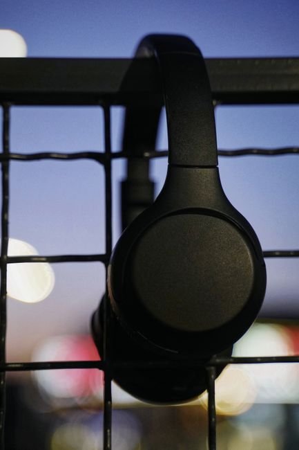 Unplug and Unwind: Top Noise Cancelling Wireless Headphones