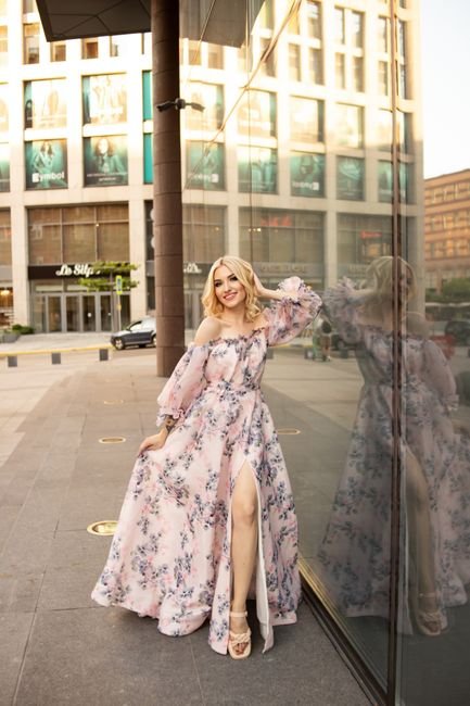Dress Up or Down: Mastering the Floral Maxi Dress Look